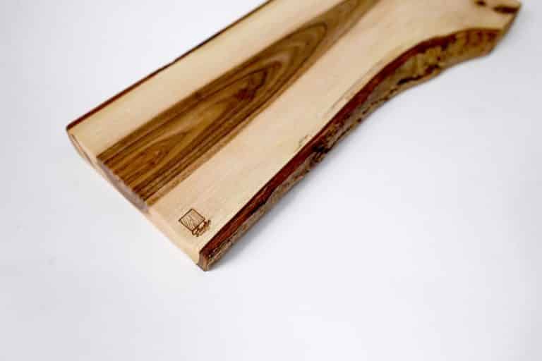Tagliere in legno di noce con forma irregolare di corteccia
