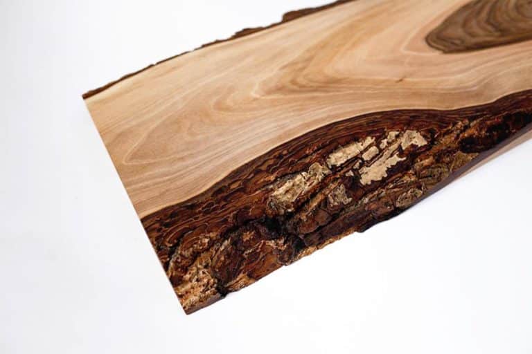 Tagliere in legno di noce con forma irregolare di corteccia