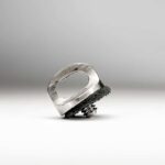 Vite universale 1/4" in acciaio inox per fotocamera, con testa ad anello, vista frontale su sfondo bianco