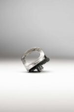 Vite universale 1/4" in acciaio inox per fotocamera, con testa ad anello, vista frontale su sfondo bianco