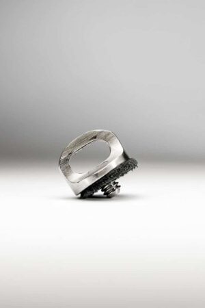 Vite universale 1/4" in acciaio inox per fotocamera, con testa ad anello, vista frontale su sfondo bianco