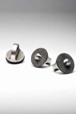 Vite 1/4" in acciaio inox anti-ruggine per fotocamera, testa ad anello inclinata su sfondo bianco