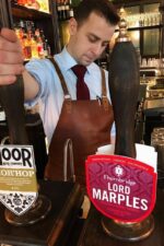 Backstrap leather apron deluxe – detail view of front pocket and leather stitching